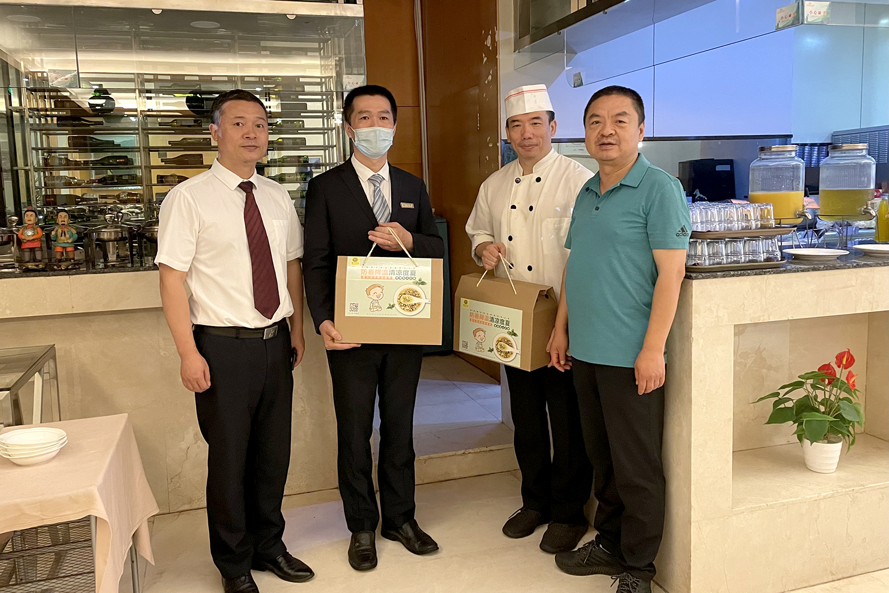 奥罗慰问02.jpg 奥罗慰问02.jpg